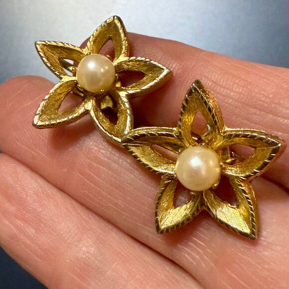 Pair of Vintage Gold Tone Faux Pearl BSK Clip On Earrings - Picture 6 of 8